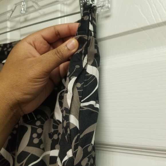 Black and White Abstract Floral Pocket A-Line Aligned Short Skirt | Size Large - Picture 5 of 9